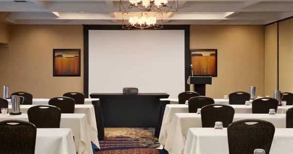 Embassy Suites Kansas City Plaza