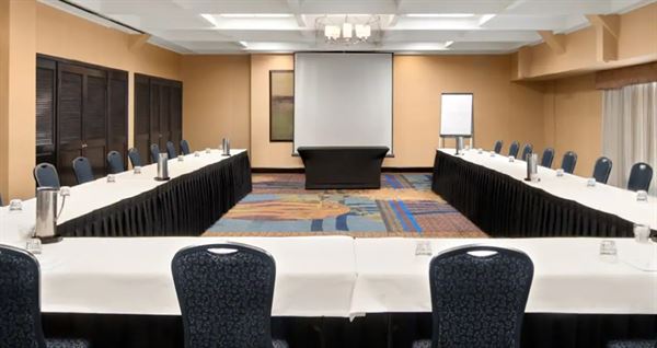 Embassy Suites Kansas City Plaza