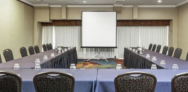 Embassy Suites Kansas City Plaza