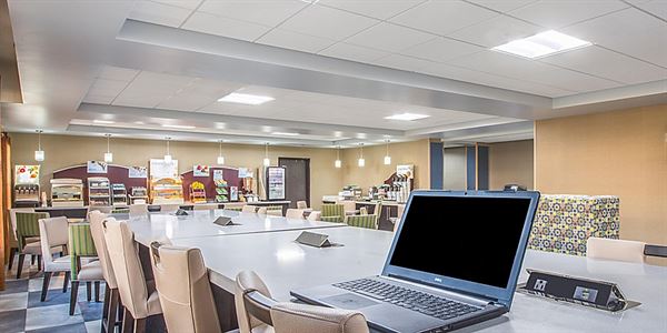 Holiday Inn Express & Suites Shawnee-Kansas City West