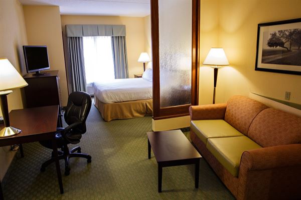 Holiday Inn Express & Suites Harrisburg West