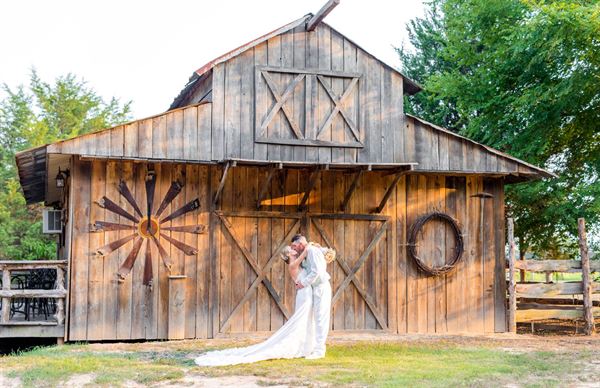 The Farmhouse Retreat Weddings