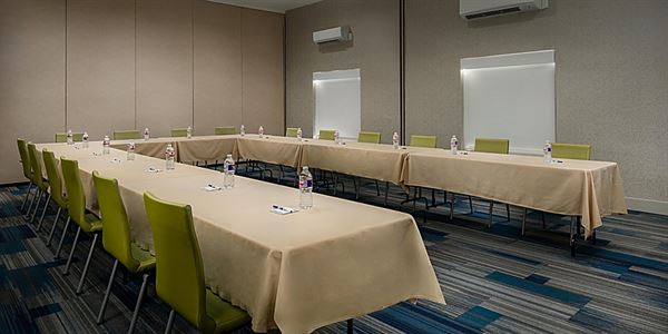 Holiday Inn Express & Suites Lawrence