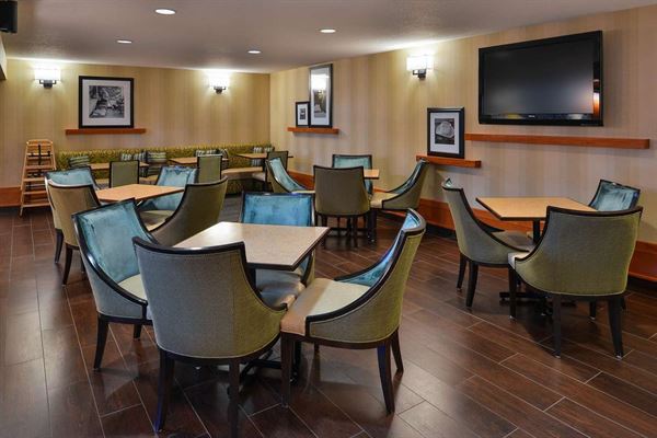 Hampton Inn & Suites Calgary University NW