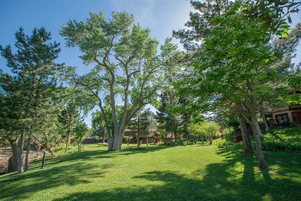 Cliffrose Lodge & Gardens