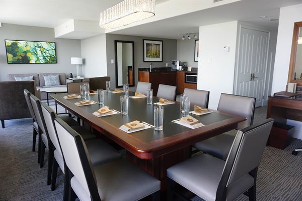 DoubleTree by Hilton Hotel & Suites Victoria