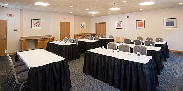 Holiday Inn Express & Suites Detroit - Utica