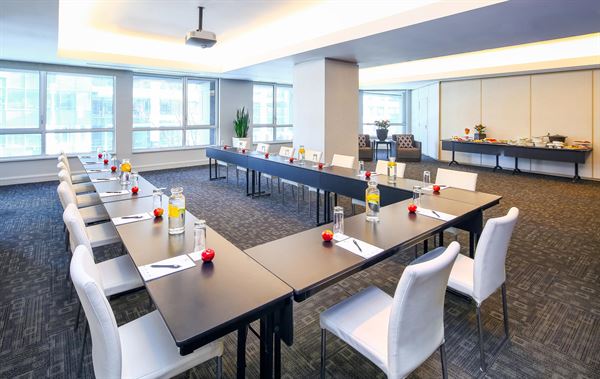 Warwick Le Crystal – Montreal