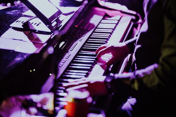 Felix and Fingers Dueling Pianos FL