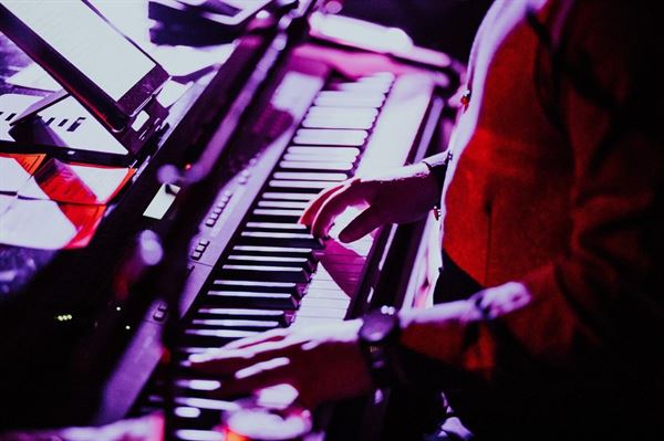 Felix and Fingers Dueling Pianos FL