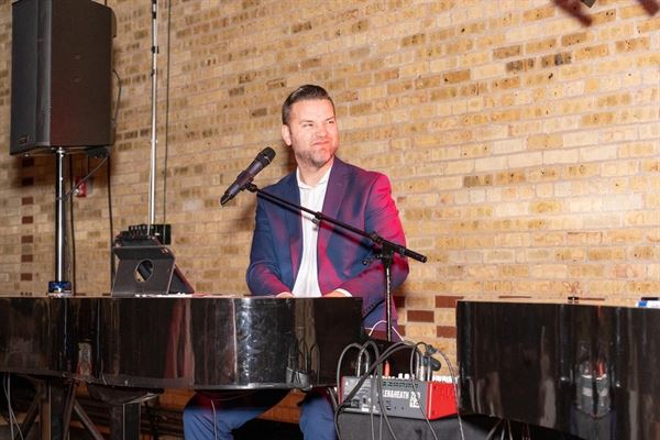 Felix and Fingers Dueling Pianos FL