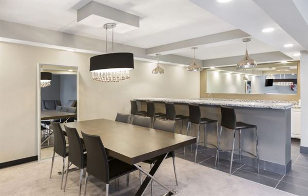 Clarion Des Moines Airport Hotel