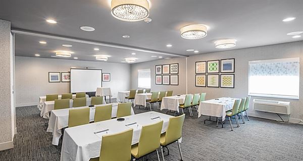 Holiday Inn Express & Suites Altoona-Des Moines