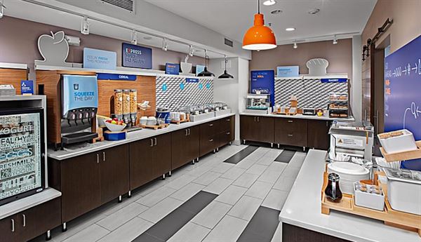 Holiday Inn Express & Suites Altoona-Des Moines