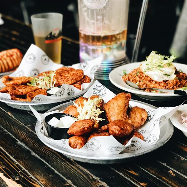 Turntable LP Bar & Karaoke