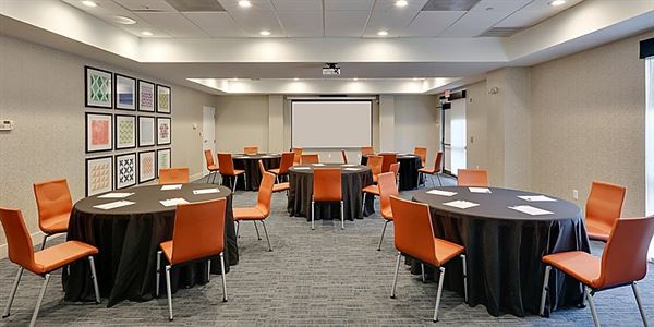 Holiday Inn Express & Suites Irving Conv Ctr - Las Colinas