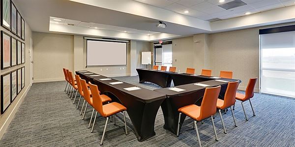 Holiday Inn Express & Suites Irving Conv Ctr - Las Colinas