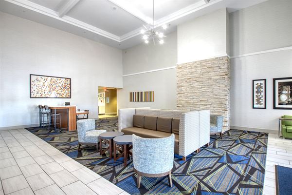 Holiday Inn Express & Suites Oshkosh-Sr 41