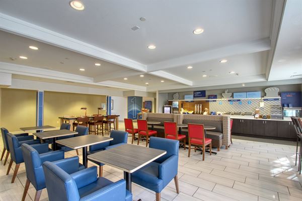 Holiday Inn Express & Suites Oshkosh-Sr 41