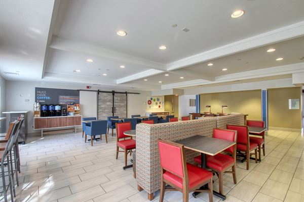 Holiday Inn Express & Suites Oshkosh-Sr 41