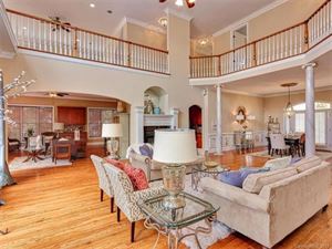 Lakehouse Mansion - Entire Home