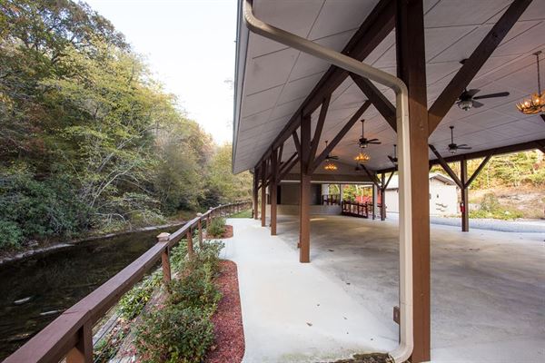 The Gathering Place at Roaring River Vineyards