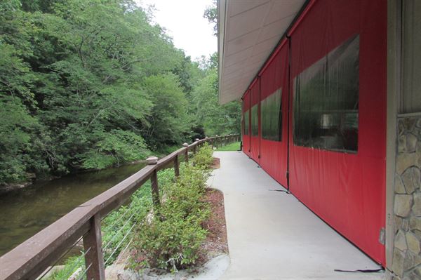 The Gathering Place at Roaring River Vineyards