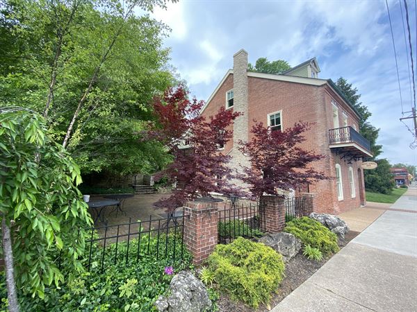 Front Street Cellars and Inn