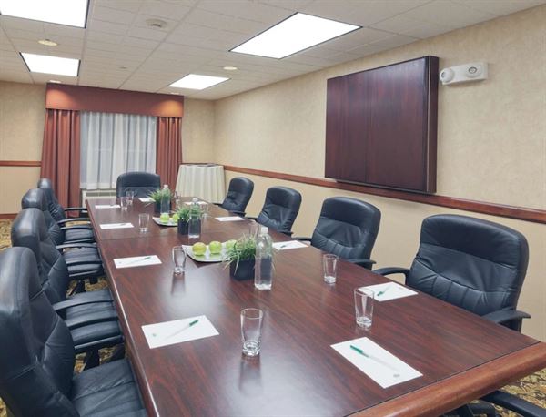 Country Inn & Suites By Carlson, Milwaukee-West, WI