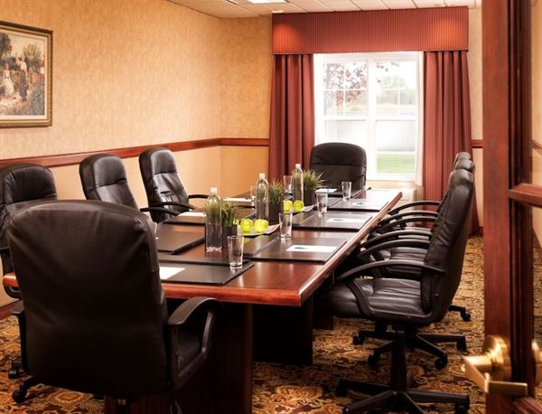 Country Inn & Suites By Carlson, Milwaukee-West, WI