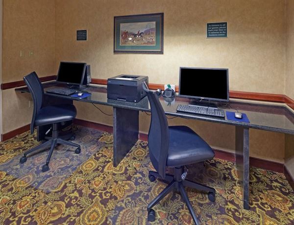 Country Inn & Suites By Carlson, Milwaukee-West, WI