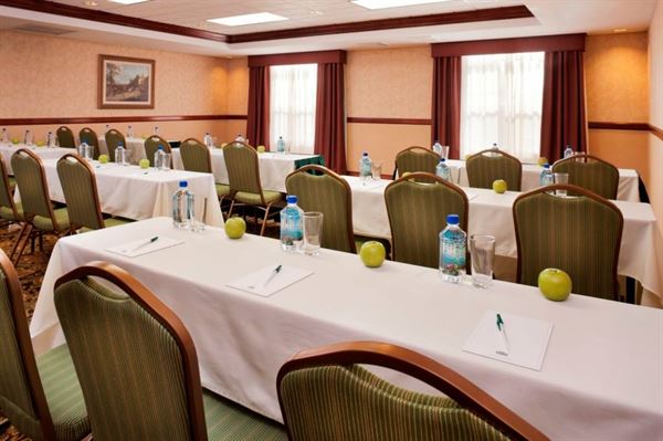 Country Inn & Suites By Carlson, Milwaukee-West, WI