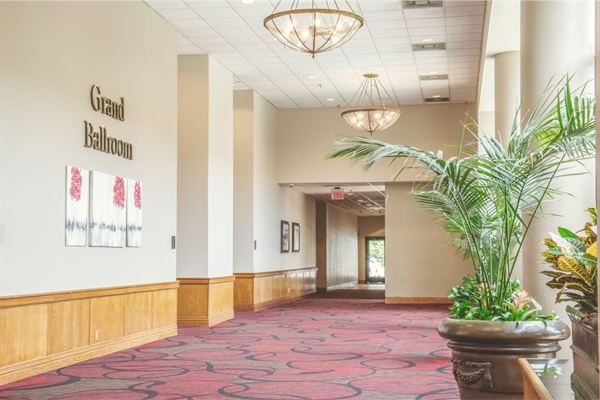 MCM Elegante Hotel & Conference Center