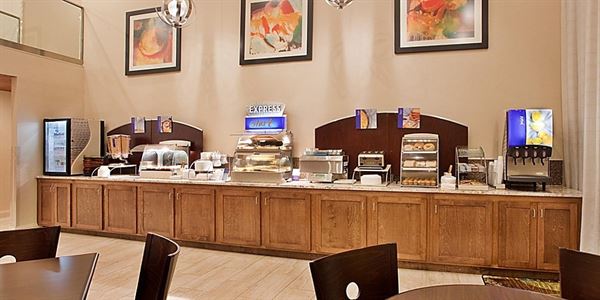 Holiday Inn Express & Suites Branson 76 Central