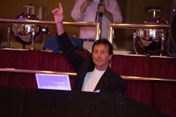 MICHAEL SCALISI DJ ENTERTAINER & PHOTO BOOTH