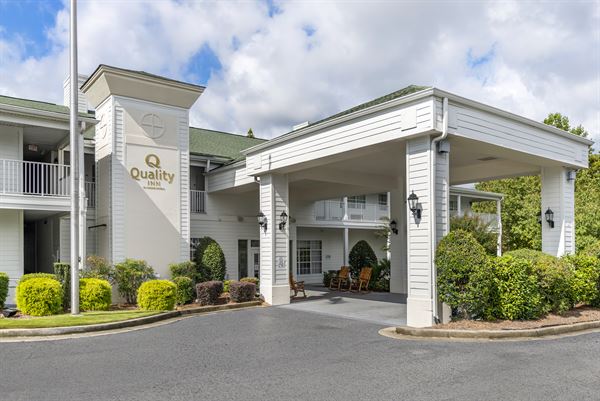 Quality Inn Fayetteville near Historic Downtown Square