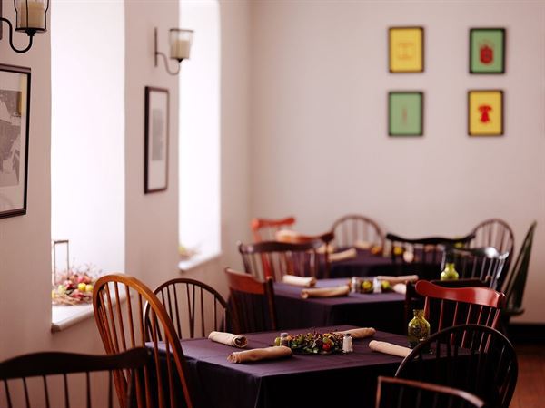 Tavern at the Sun Inn