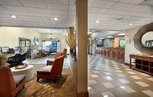 Best Western Plus Hotel & Suites Airport South