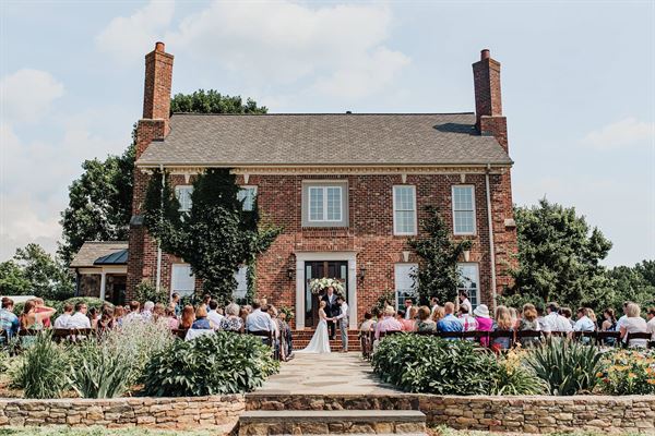 The Linden Manor - Between Two Bridges