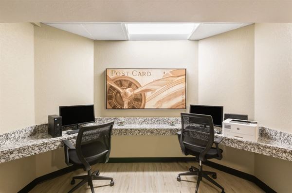 Clarion Des Moines Airport Hotel