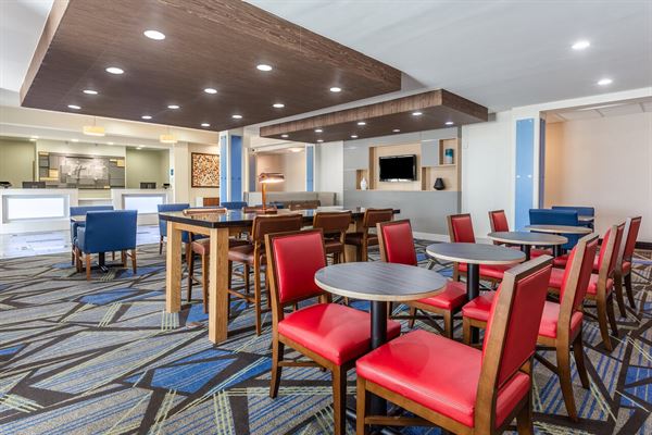 Holiday Inn Express & Suites Albert Lea - I-35