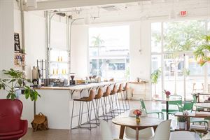 Café & Cocktail Lounge
