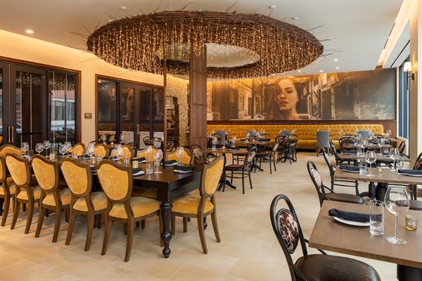 The Peregrine Hotel Omaha, Curio Collection by Hilton