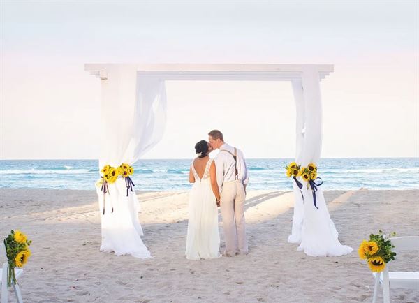 The Sunny Hotel, Curio Collection by Hilton