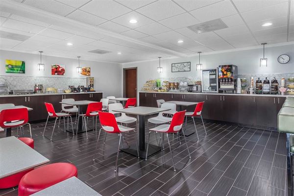 Quality Suites At Carolina Place Mall