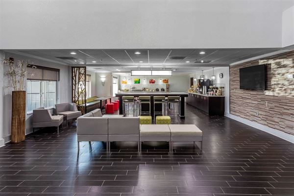 Quality Suites At Carolina Place Mall