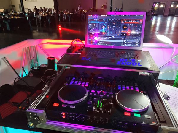 DJ OL'E SKOOL  A La' Carte Music And Lighting Entertainment