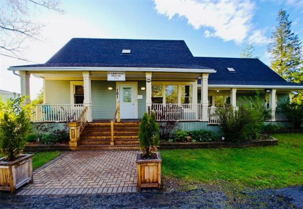 The Carriage House Inn