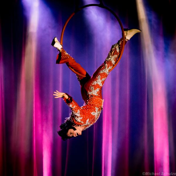 Toni Tabasco - Aerial Elvis Tribute Artist