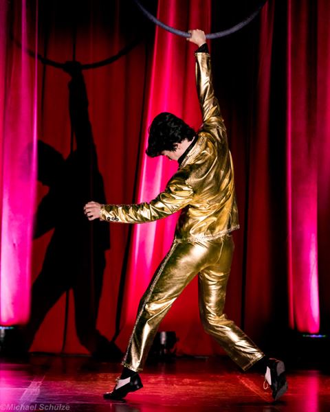 Toni Tabasco - Aerial Elvis Tribute Artist